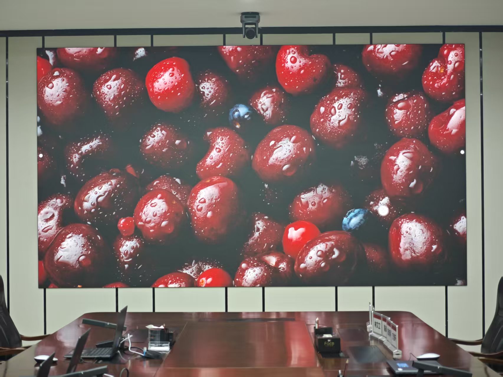 P1.56超清快裝屏，低電壓無(wú)損畫(huà)質(zhì)，無(wú)需鋼結(jié)構(gòu)墻面直接貼裝系列